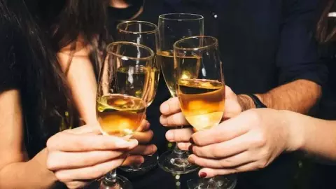 वाराणसी में शराब का सैलाब! नए साल पर करोड़ों की दारु गटक गए शौक़ीन, रिकॉर्ड तोड़ सेल