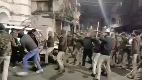 ठंडे भजिए पर खुनी तांडव! जबलपुर में भयंकर बवाल, सड़क पर उतरा जैन समाज, पुलिस ने बरसाई लाठियां