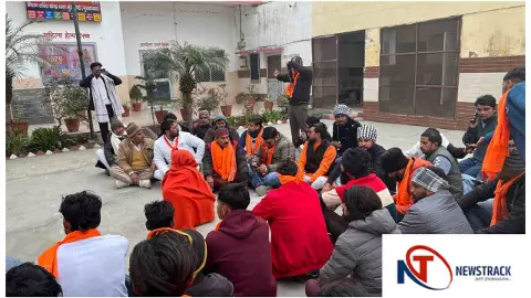 Moradabad में विश्व हिंदू महासंघ ने थाने में किया प्रदर्शन, गोकशी मामले में निष्पक्ष जांच की मांग Moradabad में विश्व हिंदू महासंघ ने थाने में किया प्रदर्शन, गोकशी मामले में निष्पक्ष जांच की मांग