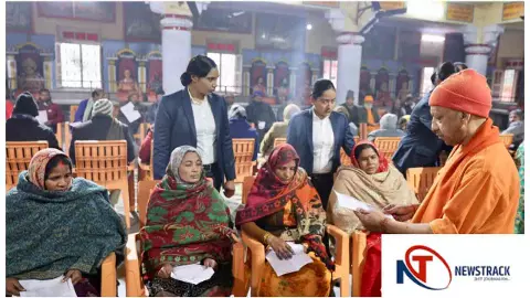 Gorakhpur News :  गोरखपुर: जनता दर्शन में सीएम योगी ने सुनी समस्याएं, समाधान का दिया आश्वासन