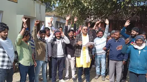 Sonbhadra News: धान खरीद में अव्यवस्था के खिलाफ भड़का किसान आंदोलन, क्रय नीति जलाकर जताया विरोध