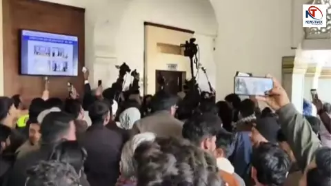 लखनऊ के KGMU में भयंकर बवाल! हिंदू संगठन की भीड़ ने काटा गदर...कुलपति के ऑफिस में घुस की तोड़फोड़...