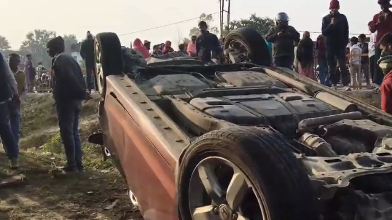 आवारा पशु से टकराकर पलटी कार, महिला की मौत आवारा पशु से टकराकर पलटी कार, महिला की मौत