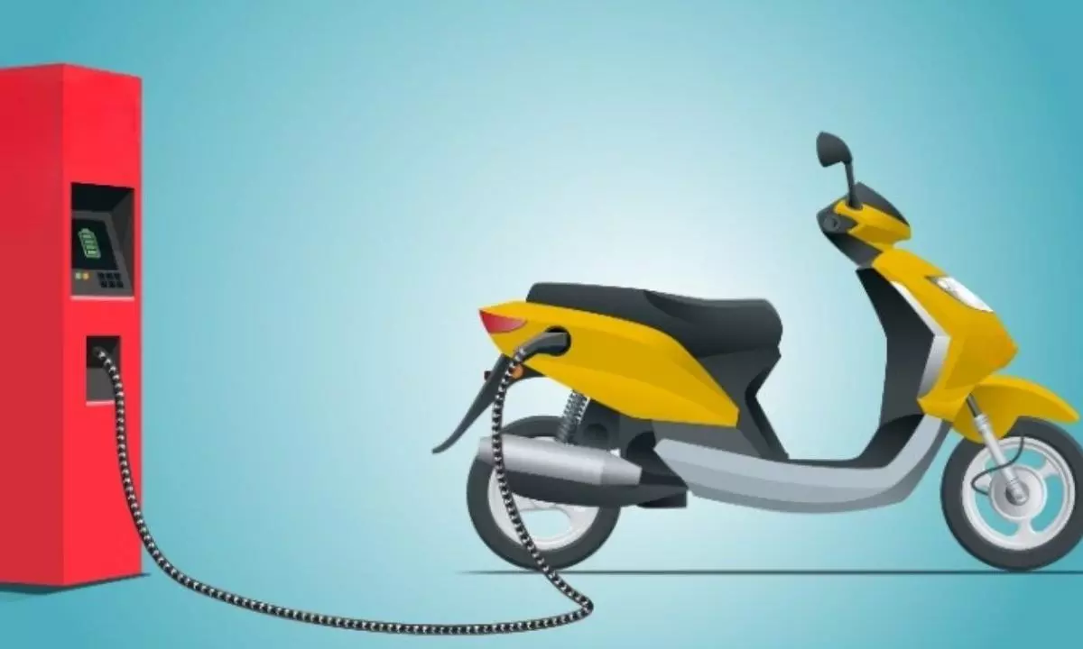 Electric Scooter Range: चार्ज खत्म होने की टेंशन खत्म! ऐसे पाएं इलेक्ट्रिक स्कूटर से ज्यादा रेंज