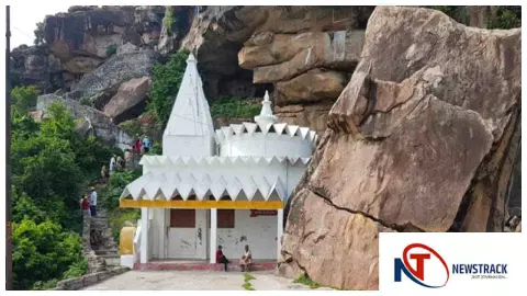 Kaushambi News : प्रभास गिरी पर्वत: जैन-हिंदू आस्था का संगम, मकर संक्रांति पर श्रद्धालुओं का सैलाब Kaushambi News : प्रभास गिरी पर्वत: जैन-हिंदू आस्था का संगम, मकर संक्रांति पर श्रद्धालुओं का सैलाब