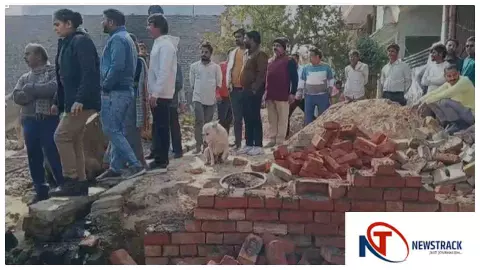 Firozabad News : दो कॉलोनियों के रास्ते के विवाद में वृद्धा ने दीवार गिराई, पुलिस ने हस्तक्षेप किया Firozabad News : दो कॉलोनियों के रास्ते के विवाद में वृद्धा ने दीवार गिराई, पुलिस ने हस्तक्षेप किया