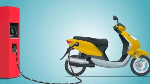 Electric Scooter Range: चार्ज खत्म होने की टेंशन खत्म! ऐसे पाएं इलेक्ट्रिक स्कूटर से ज्यादा रेंज