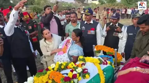 8 घंटे की बेटी, स्ट्रेचर पर पत्नी… तिरंगे में लिपटे जवान की विदाई देख कलेजा फट जाएगा! आपको रुला देगा यह Video