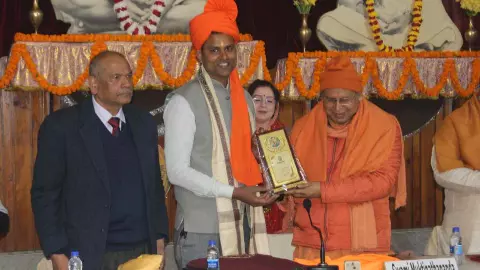 लखनऊ में गूंजे विवेकानंद के विचार, अमृत सिन्हा व समर नाथ निगम को मिला युवा सम्मान 2026