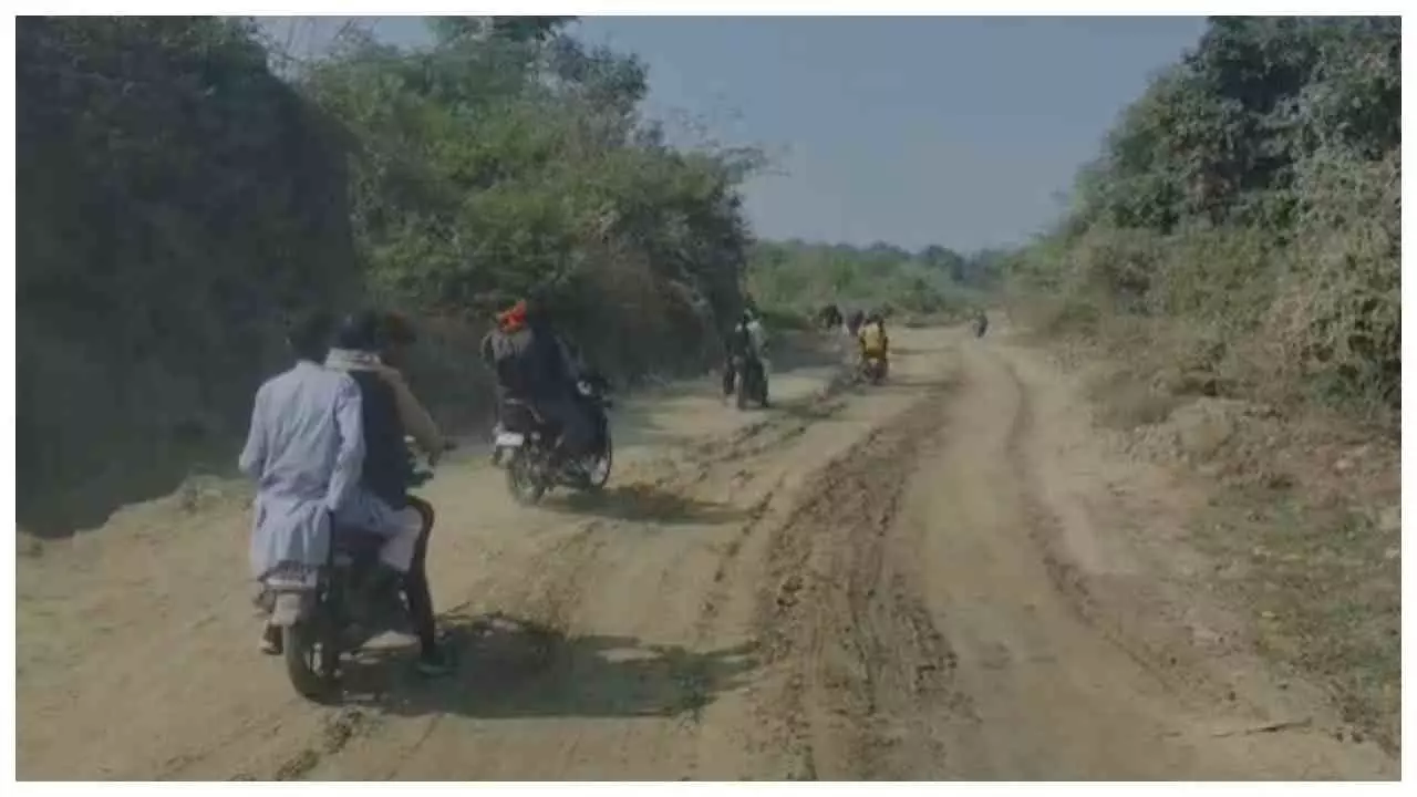 Hamirpur News :  हमीरपुर में चंदूपूर वार्ड की खस्ताहाल सड़क, 15 गाँव प्रभावित, ग्रामीण परेशान