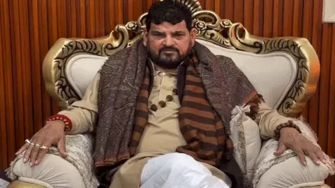 Gonda News: राजा भैया से तुलना पर भड़के बृजभूषण, बोले– बकवास बंद करें, मेरे छोटे भाई जैसे Gonda News: राजा भैया से तुलना पर भड़के बृजभूषण, बोले– बकवास बंद करें, मेरे छोटे भाई जैसे