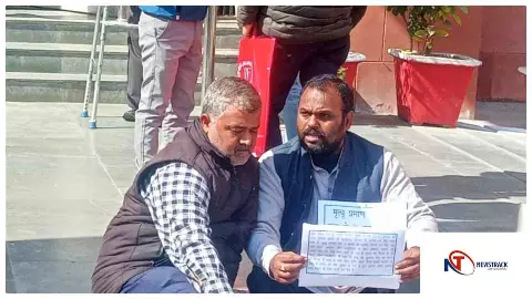 Jhansi News :  मृत्यु प्रमाण पत्र में देरी से नाराज पार्षद संजीव गुप्ता नगर निगम में धरने पर बैठे