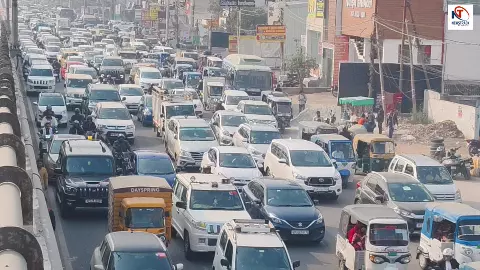 लखनऊ में VIP मूवमेंट से मचा हड़कंप! कमता चौराहे पर घंटों रेंगते रहे वाहन; स्कूल बसें भी फंसीं लखनऊ में VIP मूवमेंट से मचा हड़कंप! कमता चौराहे पर घंटों रेंगते रहे वाहन; स्कूल बसें भी फंसीं