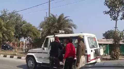 बाप रे! इतना गुस्सा? साहब की गाड़ी को ओवरटेक करना पड़ा भारी, बीच सड़क SDM ने युवक को जड़ा तमाचा