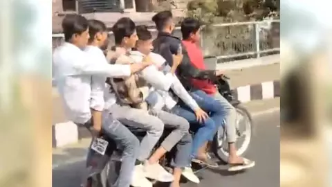 एक बाइक पर लदे 7 लड़के और फिर...VIP रोड पर दिखा ऐसा नजारा, सरेआम उड़ाई नियमों की धज्जियां, देखें
