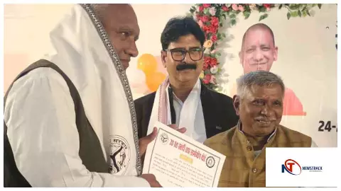 Chandauli News : उत्तर प्रदेश स्थापना दिवस पर सेमरा के ग्राम प्रधान गुरु प्रसाद यादव हुए सम्मानित Chandauli News : उत्तर प्रदेश स्थापना दिवस पर सेमरा के ग्राम प्रधान गुरु प्रसाद यादव हुए सम्मानित