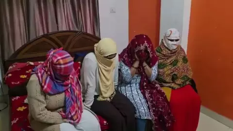 वाराणसी में सेक्स रैकेट का भंडाफोड़! फ्लैट के अंदर का नजारा देख पुलिस दंग, ऐसी हालत में मिली लड़कियां