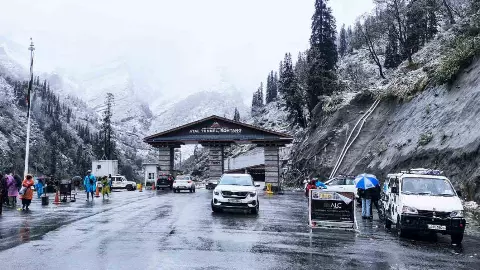पहली बर्फबारी में हिमाचल बना मिनी स्विट्जरलैंड, 5 जगहों पर छाया जन्नत सा नज़ारा