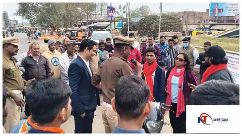 Azamgarh News : आजमगढ़ में सड़क सुरक्षा जागरूकता अभियान और साइबर फ्रॉड में ₹15,000 की वापसी Azamgarh News : आजमगढ़ में सड़क सुरक्षा जागरूकता अभियान और साइबर फ्रॉड में ₹15,000 की वापसी