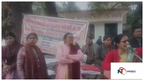 Raebareli News : रायबरेली में आंगनबाड़ी कार्यकर्ताओं का विकास भवन पर धरना, मानदेय वृद्धि की मांग Raebareli News : रायबरेली में आंगनबाड़ी कार्यकर्ताओं का विकास भवन पर धरना, मानदेय वृद्धि की मांग