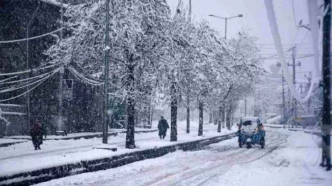 कश्मीर में बर्फबारी का जादू, किराये आसमान पर, सैलानियों से गुलजार विंटर डेस्टिनेशन