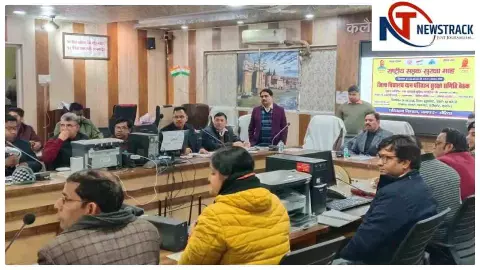 Auraiya News : औरैया में सड़क सुरक्षा और आयुष्मान योजना की समीक्षा बैठक, DM ने दिए सख्त निर्देश Auraiya News : औरैया में सड़क सुरक्षा और आयुष्मान योजना की समीक्षा बैठक, DM ने दिए सख्त निर्देश