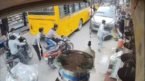 Fatehpur News: फतेहपुर चौक बाजार में हिट एंड रन, कार सवार ने मचाया आतंक, CCTV में कैद