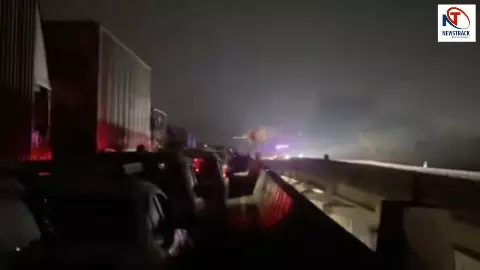 Mumbai-Pune Expressway पर गैस टैंकर दुर्घटनाग्रस्त, 12 घंटे से अधिक समय तक ट्रैफिक बंद Mumbai-Pune Expressway पर गैस टैंकर दुर्घटनाग्रस्त, 12 घंटे से अधिक समय तक ट्रैफिक बंद