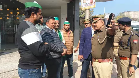 Fatehpur: डिप्टी सीएम को ज्ञापन देने जा रहे भाकियू अराजनीतिक के किसानों को पुलिस ने हिरासत में लिया