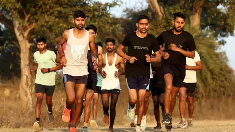 युवाओं का अग्निवीर बनने का जुनून, फिजिकल टेस्ट की तैयारी में जुटे युवा