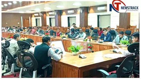 Jhansi  News : झाँसी में 18-20 वर्ष के युवा व महिलाओं को मतदाता सूची में शामिल कराने की समीक्षा बैठक