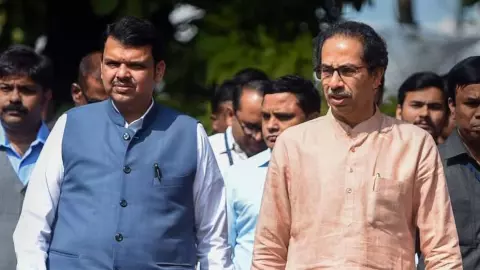 फडणवीस-उद्धव की दुश्मनी सिर्फ दिखावा? चंद्रपुर में चुपके-चुपके हो गया ये बड़ा खेल फडणवीस-उद्धव की दुश्मनी सिर्फ दिखावा? चंद्रपुर में चुपके-चुपके हो गया ये बड़ा खेल