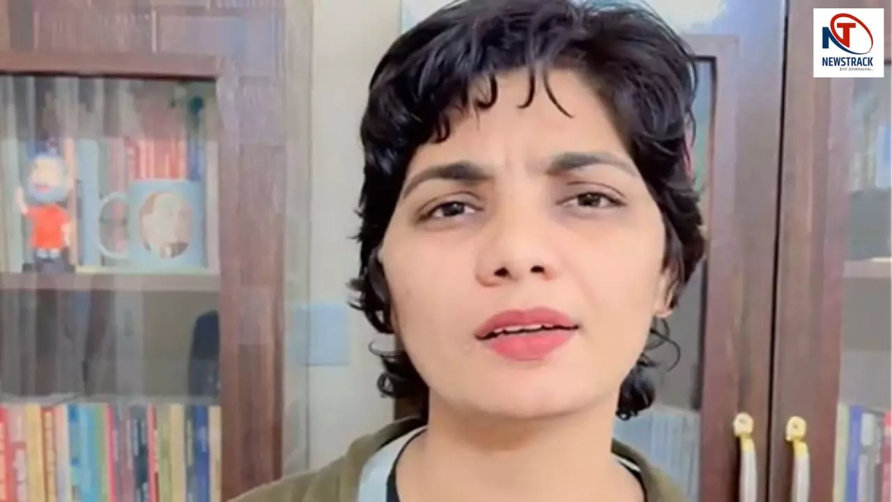गुलाम भारत... नेहा सिंह राठौर ने अपनी Post में ये क्या कह दिया? दहक उठी सियासी आग! गुलाम भारत... नेहा सिंह राठौर ने अपनी Post में ये क्या कह दिया? दहक उठी सियासी आग!