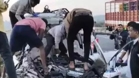 बेंगलुरु : राष्ट्रीय राजमार्ग पर कार, बाइक और कैंटर की टक्कर में सात लोगों की मौत बेंगलुरु : राष्ट्रीय राजमार्ग पर कार, बाइक और कैंटर की टक्कर में सात लोगों की मौत