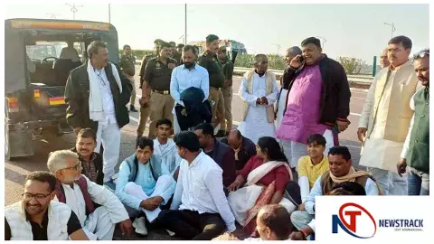 Azamgarh News : विधानसभा घेराव के लिए जा रहे कांग्रेस नेता-कार्यकर्ता एक्सप्रेसवे पर हिरासत में कार्यकर्ताओं में आक्रोश Azamgarh News : विधानसभा घेराव के लिए जा रहे कांग्रेस नेता-कार्यकर्ता एक्सप्रेसवे पर हिरासत में कार्यकर्ताओं में आक्रोश