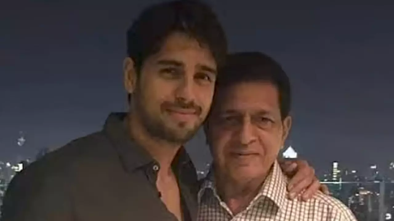 Sidharth Malhotra Father Video:सिद्धार्थ मल्होत्रा के पिता  का सामने आया उनका भावुक करने वाला वीडियो