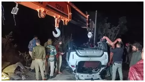 Mathura Road Accident : मथुरा में दर्दनाक हादसा: तेज रफ्तार कार नहर में गिरी, चार युवकों की मौत