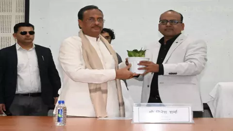 संवैधानिक व्यवस्था का केंद्र है संसद: डॉ दिनेश शर्मा
