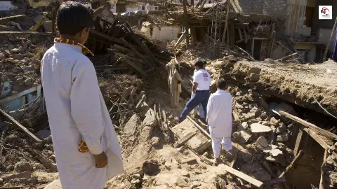 कांप उठा पाकिस्तान! 5.9 की तीव्रता वाले भूकंप से हिलीं राजधानी की इमारतें, जान बचाने के लिए सड़कों पर भागे लोग कांप उठा पाकिस्तान! 5.9 की तीव्रता वाले भूकंप से हिलीं राजधानी की इमारतें, जान बचाने के लिए सड़कों पर भागे लोग