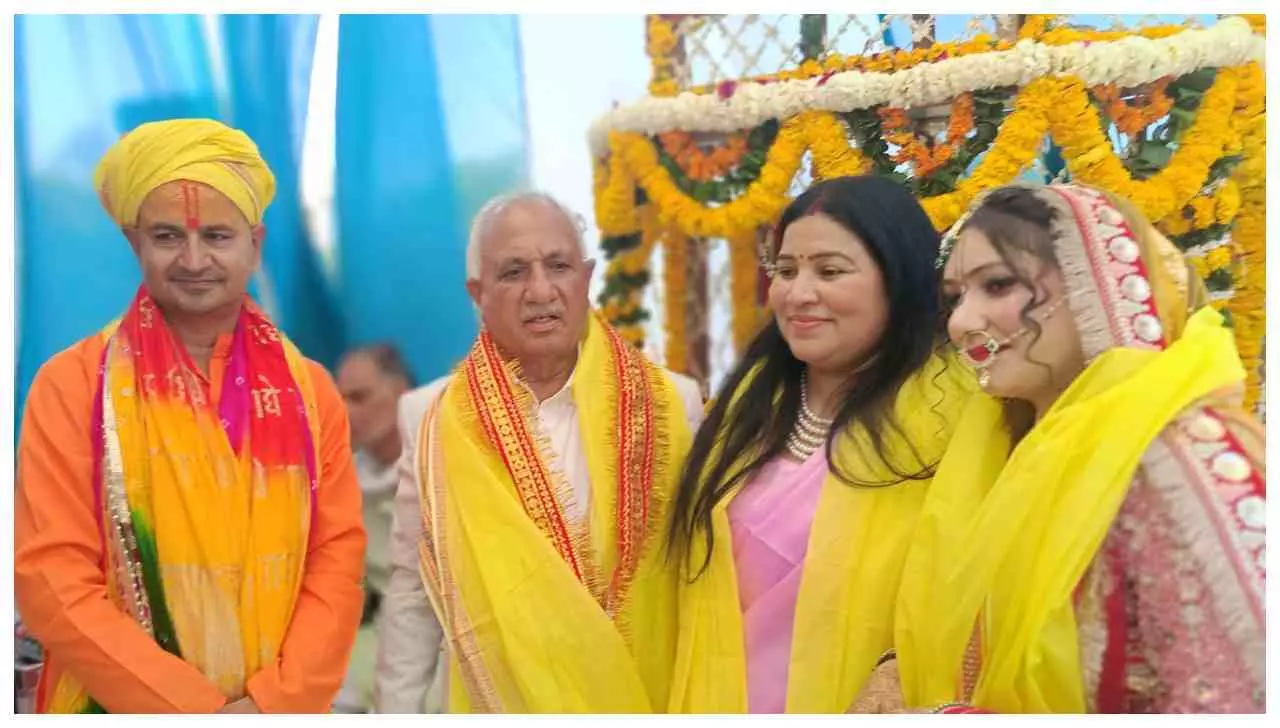 Mathura News : श्रीकृष्ण जन्मभूमि मामले में फलाहारी महाराज ने अखिलेश यादव से गवाही की मांग