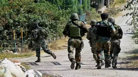 गांदरबल में फिर नापाक साजिश की कोशिश! सुरक्षाबलों ने बिछाया जाल, 2 आतंकी ट्रैप गांदरबल में फिर नापाक साजिश की कोशिश! सुरक्षाबलों ने बिछाया जाल, 2 आतंकी ट्रैप