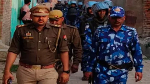 Flag march in Jafarpur Mahawa, strong message of security