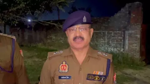 Moradabad News: मुरादाबाद में चौकीदार महिला की गोली मारकर हत्या, एक आरोपी गिरफ्तार, तीन फरार Moradabad News: मुरादाबाद में चौकीदार महिला की गोली मारकर हत्या, एक आरोपी गिरफ्तार, तीन फरार