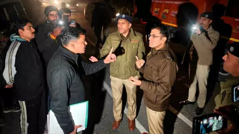 शिमला में दिल्ली पुलिस की आफत! IYC कार्यकर्ताओं की गिरफ्तारी पर भयंकर बवाल, पुलिस पर पुलिस पड़ी भारी