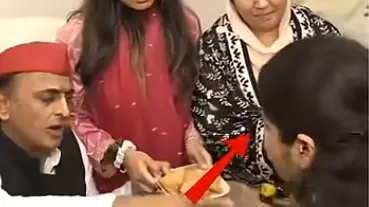 समोसा चखने से पहले प्लेट से गिरा समोसा, अखिलेश यादव का वीडियो वायरल
