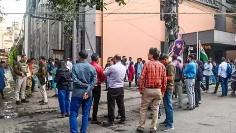 कोलकाता में भयंकर भूकंप के झटके! 5.5 तीव्रता से कांप उठी धरती, घर-दफ्तर छोड़ भागे लोग कोलकाता में भयंकर भूकंप के झटके! 5.5 तीव्रता से कांप उठी धरती, घर-दफ्तर छोड़ भागे लोग