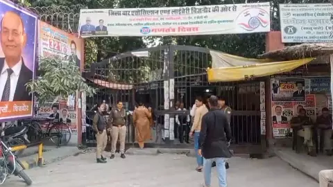 Bijnor News: आरोपियों ने अदालत में जज को ‘देख लेने’ की दी खुली धमकी, कार से कुचलकर की थी हत्या
