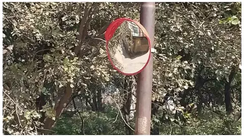 Mainpuri News : मैनपुरी में सड़क सुरक्षा के लिए अंधे मोड़ों पर सुरक्षा दर्पण, हादसों पर लगेगी लगाम Mainpuri News : मैनपुरी में सड़क सुरक्षा के लिए अंधे मोड़ों पर सुरक्षा दर्पण, हादसों पर लगेगी लगाम