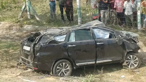Four people, including two Uzbek women, injured as uncontrolled car falls off expressway