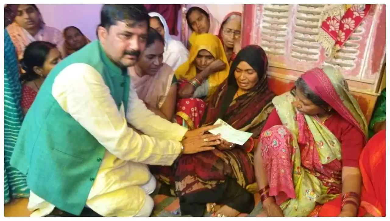 Fatehpur News : फतेहपुर में छुट्टी न मिलने पर बीएलओ ने की आत्महत्या, परिवार ने अंतिम संस्कार रोका